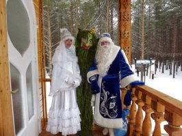 Дед Мороз сколько помню всегда в синем тулупе был, а снегурочка в белом. Прям Кыш Бабай и Кар Кызы )