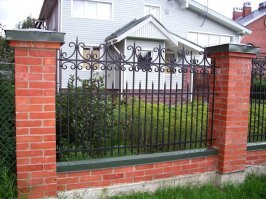 неправильно кирпичи  кладут  - нужно в перевязку  !