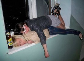 Вот где вторая нога у нижележащей девушки???