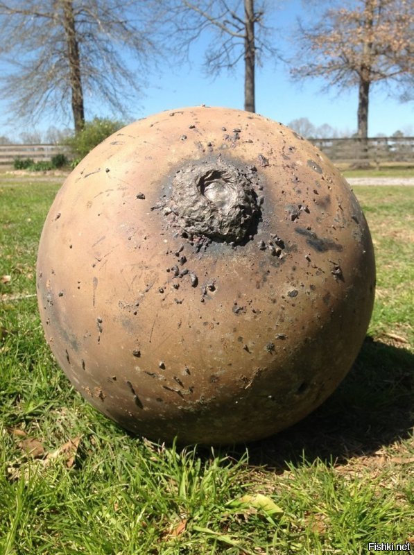 В 2013 году в Техасе обнаружили загадочный шар!ОХРЕНЕТЬ!Ткнули сварочным электродом в шарик от подшипника,сняли в нужном ракурсе и куяк,загадка века.