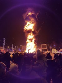 Все, как в детском саду учили: "Раз, два, три! Ёлочка - гори!!!"