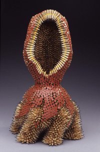 Забавная скульптура из дерева и цветных карандашей