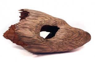 Забавная скульптура из дерева и цветных карандашей