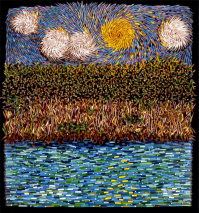 Забавная скульптура из дерева и цветных карандашей