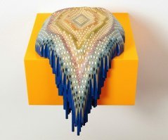 Забавная скульптура из дерева и цветных карандашей