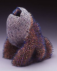 Забавная скульптура из дерева и цветных карандашей