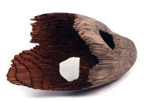 Забавная скульптура из дерева и цветных карандашей