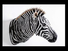 Забавная скульптура из дерева и цветных карандашей