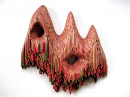 Забавная скульптура из дерева и цветных карандашей