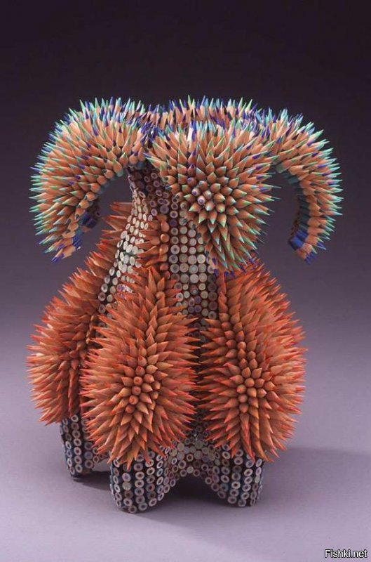 Забавная скульптура из дерева и цветных карандашей