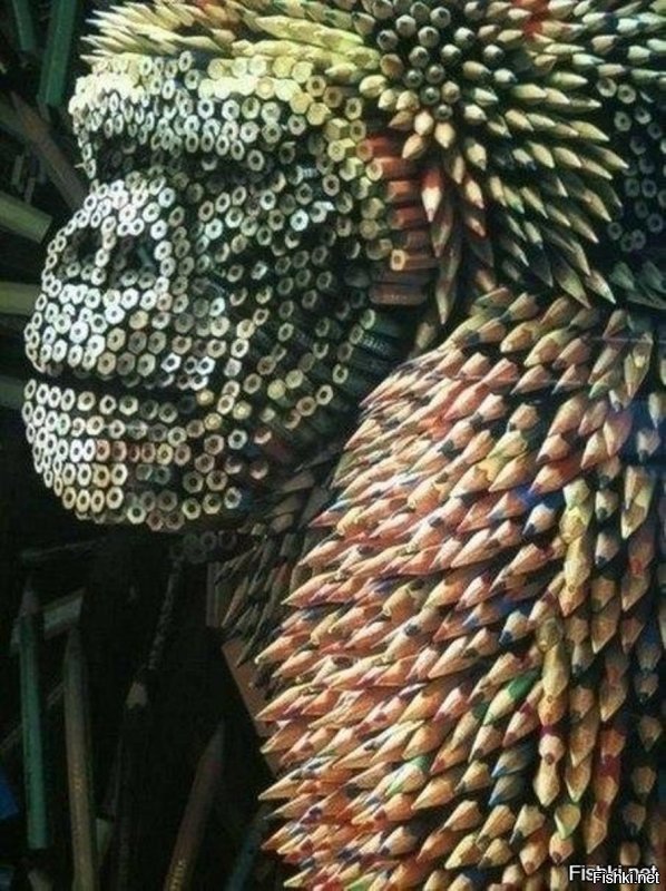 Забавная скульптура из дерева и цветных карандашей