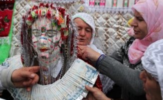 Эта  картина  на лицах невест в деревне Рыбново также называется  клейковина . Некоторые этнологи объясняют это тем, что невеста надевает маску, с которой болгарская мусульманская невеста становится невидимой, теряет свою идентичность и, таким образом, умудряется осуществить переход от монаха к семейной жизни.

Все уже решают, как это сделать, но я не знаю, большинству из них это больше не нравится, - сказала 21-летняя Сави, которая всего месяц назад была невестой в Рыбнове