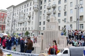 Хотел поехать, но вспомнил День города... Как ещё автор таких безлюдных фотографий нащёлкал.