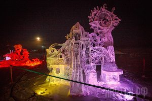 Про "говно" в Якутии: 

1. То из чего делают эти скульптуры, называется "балбах"-ом, а не говном, хоть из оного и состоит.

2. Производят это дело только коровы, и как знаете - в очень больших количествах, а здесь, в Якутии очень холодно - поэтому тут любые выделения коров превращаются в замороженные выделения, а не утекают в почву.

3. Значит, туалеты для коров них не сделаешь, поэтому из говна коров делают "балбах" - такие большие лепешки. Замораживаются они так быстро, что не теряют свои "полезные" качества, не воняют и не разлагаются (мороз).

4. Балбахи складывают в штабеля - потом их весной (пока не расстаяли) вывозят в специальные места, или используют весной как удобрения на больших огородах (в основном на картошку).

5. Иногда, талантливым фермерам делать такие балбахи становиться скучно, вот и делают скульптуры, которому хохлы так радуются, думаю что у нас тут всё из говна.

Вот и весь сказ.

p.s. Но делают у нас и скульптуры не только из балбаха, но и из снега и льда:
1. Любители: 
2. Профи: