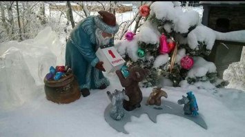 Про "говно" в Якутии: 

1. То из чего делают эти скульптуры, называется "балбах"-ом, а не говном, хоть из оного и состоит.

2. Производят это дело только коровы, и как знаете - в очень больших количествах, а здесь, в Якутии очень холодно - поэтому тут любые выделения коров превращаются в замороженные выделения, а не утекают в почву.

3. Значит, туалеты для коров них не сделаешь, поэтому из говна коров делают "балбах" - такие большие лепешки. Замораживаются они так быстро, что не теряют свои "полезные" качества, не воняют и не разлагаются (мороз).

4. Балбахи складывают в штабеля - потом их весной (пока не расстаяли) вывозят в специальные места, или используют весной как удобрения на больших огородах (в основном на картошку).

5. Иногда, талантливым фермерам делать такие балбахи становиться скучно, вот и делают скульптуры, которому хохлы так радуются, думаю что у нас тут всё из говна.

Вот и весь сказ.

p.s. Но делают у нас и скульптуры не только из балбаха, но и из снега и льда:
1. Любители: 
2. Профи: