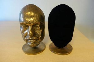 настоящий глубокий чёрный делают  в компании Surrey NanoSystems, продукт называется  Vantablack  (вертикально ориентированные массивы углеродных нанотрубок). А эта краска, конечно, хороша - но всего лишь подражание, до настоящего чёрного не дотягивает. Зато относительно дёшева.