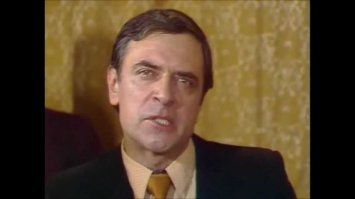 Он играл в "Бархатном сезоне", но на фото Бондарчук.
Ему бы Воланда играть, но не сложилось.