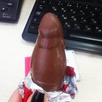 Судя по ногтям, вопросы должны быть к "фотографу".