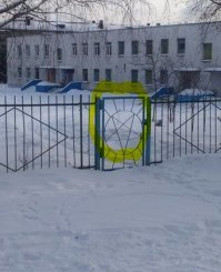 Нихрена себе - САДИК !!!
Я бы дитя поостерегся туда вести ...