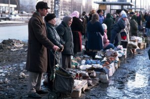 Добавляю для контраста несколько фото 90-х.
Для тех кто подзабыл или просто не знал что было за 10 лет до "палаточной эпохи".