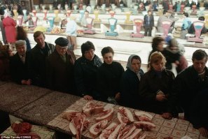 Добавляю для контраста несколько фото 90-х.
Для тех кто подзабыл или просто не знал что было за 10 лет до "палаточной эпохи".