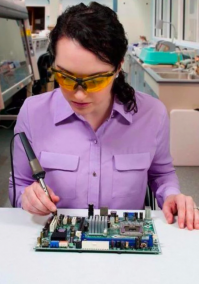 А здесь что не так?
Села батарейка на материнской плате, чтобы её достать, девушка решила использовать жало холодного паяльника, ибо под рукой ничего другого не оказалось, а ногти ломать жалко. Очки надела, чтобы батарейка вдруг в глаз не отскочила.