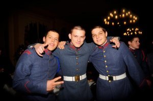 Сын депутата Госдумы Александра Ремезкова, успешно окончил военный колледж Valley Forge в США
Того самого депутата  - автора закона о запрете усыновления российских сирот американцами и об "иностранных агентах".
- Любой рационально мыслящий человек в России должен осознавать, что вот эти молодые ребята курсанты - на самом деле залог гарантированного мира во всём мире, и мечты американки Катасоновой разрушить планету остановят именно эти пацаны.
Ибо  папы ихние  скорее придушат Владимира, чем дадут ему нажать на кнопку.