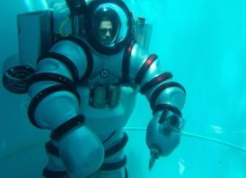 скорее всего жесткие скафандры , обычно именно жесткие на таких глубинах используют, по сути миниподводная лодка на 1го человека