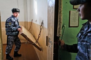 Не хватает кровати для полного гарнитура.