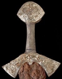 Что то этот меч как то выподает из викинкских мечей ,Мне кажется он более поздний , не ?