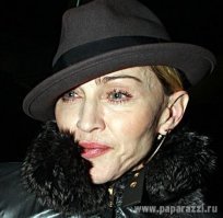 :):):) Хороший фотошоп,  затерли лоб, шею, скулы.  Не бывает 59 лет, без возрастных изменений кожи шеи и мимических морщин. 

Мне очень жаль, но без макияжа и фотошопа она выглядит вот так.   Сам найдешь 10 отличий?