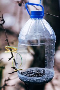 Почему такие маленькие "окна"?

Достаточно просто оставить перемычки. И обязательно нужно в днище проколоть дырочки, чтобы вода стекала - если будет дождь. И кормушку крепить и сверху и снизу или снизу привешивать груз, иначе очень сильно раскачивается.