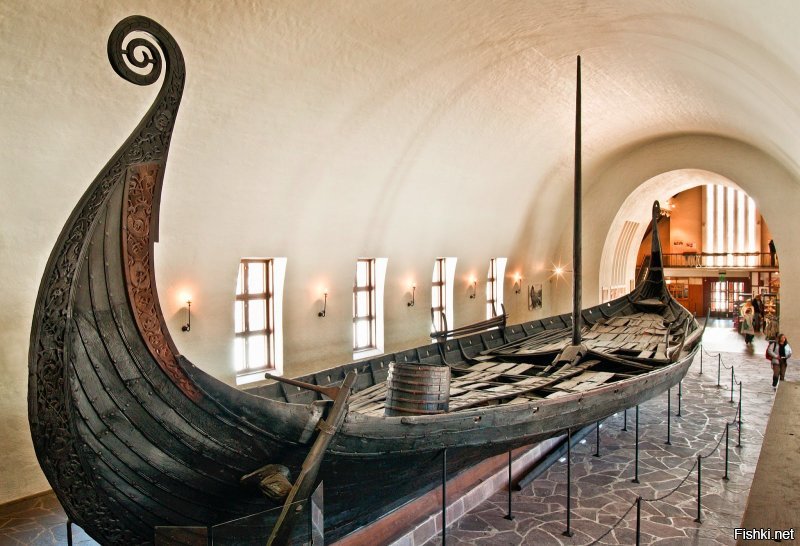 В 1904 году в имении Осеберг в Норвегии была найдена погребальная ладья викингов. Это был драккар сделанный из дуба, захоронен он был примерно в 834 году.