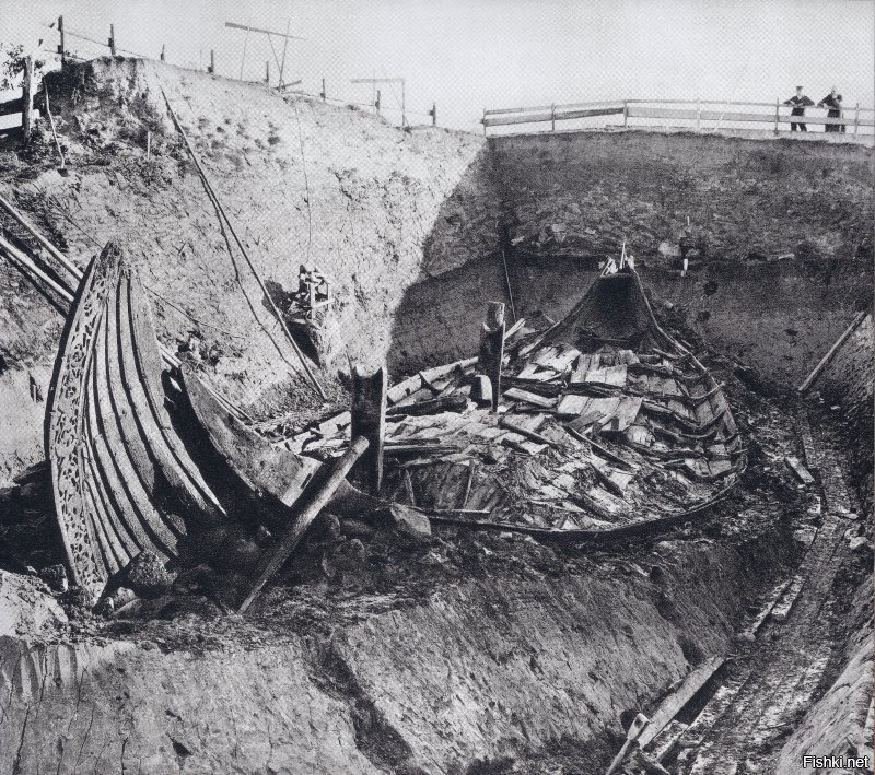 В 1904 году в имении Осеберг в Норвегии была найдена погребальная ладья викингов. Это был драккар сделанный из дуба, захоронен он был примерно в 834 году.