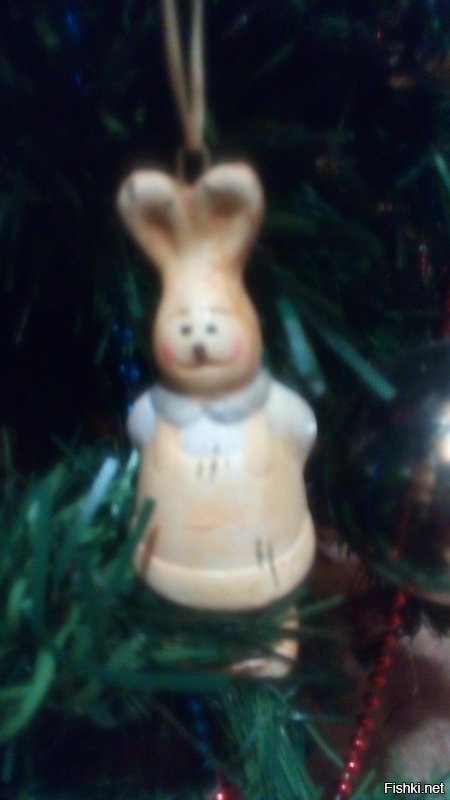 Мои чУдные старые новогодние игрушки, бережно хранимые и вешаемые на елку самыми первыми непременно с "а вот эта игрушка...". Теплые, детские воспоминания. А костяным зайчикам даже не знаю сколько лет. Уже бабушки нет на свете 23 года, а она их очень-очень берегла. Отец их помнит, когда еще ребенком был. Как можно их называть страшными??? Они самые-самые ценные, самые дорогие и любимые.