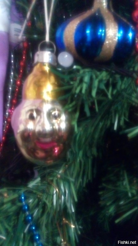 Мои чУдные старые новогодние игрушки, бережно хранимые и вешаемые на елку самыми первыми непременно с "а вот эта игрушка...". Теплые, детские воспоминания. А костяным зайчикам даже не знаю сколько лет. Уже бабушки нет на свете 23 года, а она их очень-очень берегла. Отец их помнит, когда еще ребенком был. Как можно их называть страшными??? Они самые-самые ценные, самые дорогие и любимые.