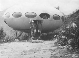 На Домбае не помню такой "тарелки", а вот на Чегете видел. Даже открыл и осмотрел внутренности. Если не изменяет память, там 11 двухярусных спальных мест. При входе слева щиток с кучей тублеров, надписи под ними были по-русски (запуск двигателя, прогрев и т.п.), даже и не подумал бы, что не "наше".