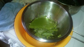 Возможно-ли это? Да, возможно. Зависит лишь от количества и качества использованной травы.
Подействует-ли это на каждого? Да, но по разному. Если, говоря о себе, вы употребляете термин "среднесуточная доза травы" - скорее всего даже не заметите. Ну а ежели "когда-то в юности пробовал" - эффект может "убийственным".
Ну а сам я всё перевожу в масло. А потом - хоть на бутерброд, хоть в пюрешку с котлеткой, хоть в тортик. Если всё сделано грамотно - конопляного привкуса нет абсолютно