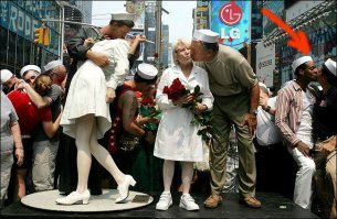 А чем, собственно, фейк с башкой Несси или фото Ганди изменили мир?
Да и "Поцелуй на Таймс-сквер" Айзенштадта давно объект стёба даже, млять, у пендосских педерастов.