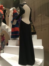 Это Мирей Дарк в фильме Высокий блондин в черном ботинке (1972) реж.Ив Робэр.
 
Теперь оба платья находятся в Музее декоративных искусств. В Лувре!