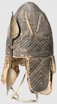 это бывшие подшлемники в ср. века, но, изначально головного убора как -капюшон- ( Киммерийцы Скиф Гунны), с появлением -шлемов-,каски одевали поверх. СО временем шлемы сняли. и осталась уже модифицированная шапка -ушанка (восток). p.s. у монгол. этноса первоначальная -будёновка- жива до сих пор .