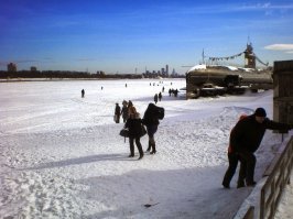 Рядом живу, но никогда внутри не была. Этой мой собакен на фоне подлодки.