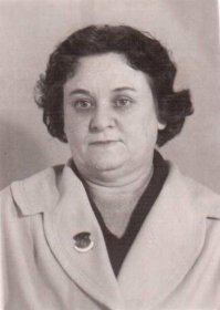 Зинаида Ермольева (не Ермолаева, как в статье)
ru.wikipedia. org/wiki/Ермольева,_Зинаида_Виссарионовна

"Советский учёный-микробиолог и эпидемиолог, действительный член Академии медицинских наук СССР, создательница антибиотиков в СССР. Прототип доктора Татьяны Власенковой в трилогии Вениамина Каверина  Открытая книга  и главной героини в пьесе Александра Липовского  На пороге тайны ".

Сюда же:
Тама ра Ио сифовна Бале зина    советский микробиолог-вирусолог, кандидат медицинских наук, соавтор отечественного пенициллина и интерферона.
ru.wikipedia. org/wiki/Балезина,_Тамара_Иосифовна
С 1942 года работала в Отделе биохимии микробов ВИЭМ, которым руководила З. В. Ермольева, где непосредственно участвовала в создании отечественного пенициллина.
 Ряд лет формально числилась в других НИИ АМН СССР, оставаясь всё время под руководством академика АМН СССР З. В. Ермольевой.