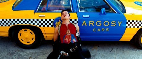 Футболка-сетка и розовый леопард: безумная мода из фильмов 90-х