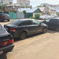 А тут что не так?.
Согласно ПДД 12.2. Ставить транспортное средство разрешается в один ряд параллельно краю проезжей части. Двухколесные транспортные средства без бокового прицепа допускается ставить в два ряда.
Так как не видно на фото знака, значит он стоит с соблюдением ПДД