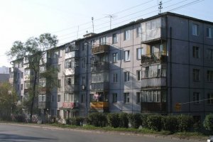 Да нормальные здания. А самые уродливые смотрите ниже. И таких в стране множество.