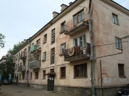 Да нормальные здания. А самые уродливые смотрите ниже. И таких в стране множество.