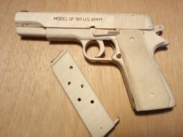 Этот еще при стрельбе гильзы выбрасыват и на затворную задержку встает