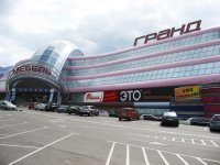 Гранд сняли со стороны жопы. У меня подозрение, что и аффтар с такого ракурса не бог весть какой красавец получится.
На самом деле Гранд выглядит как-то так: