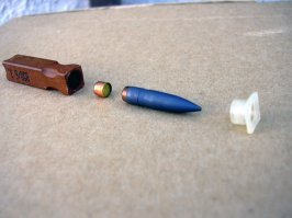 Пороховой заряд сгорает, а пуля обычная.
В боевых условиях не применялось, но думаю, что есть сгораемая оболочка предохраняющая конструкцию от разваливания и влаги.